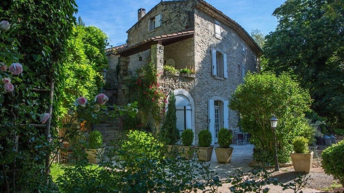 Forcalquier Bed & Breakfast | Apartment in Mas provençale pool & spa residence