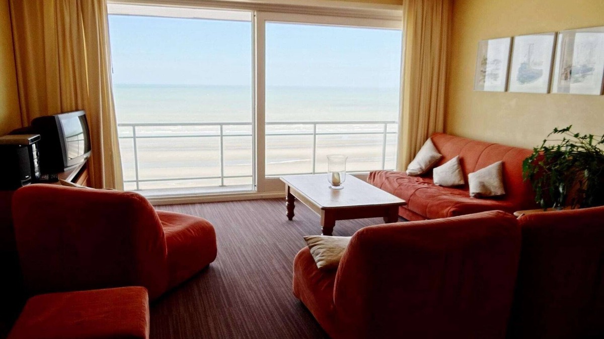 Nieuwpoort-aan-Zee Apartment | Apartment in Nieuwpoort with Ocean Views
