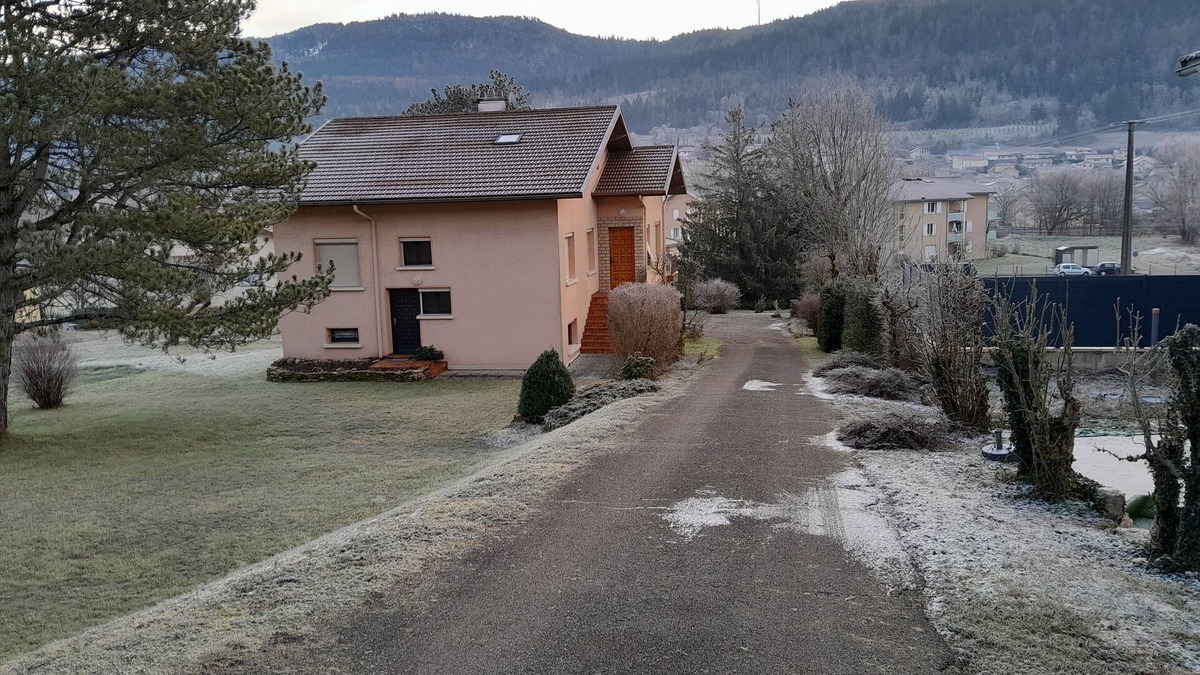 Martignat Apartment | Apartment in quiet house between lakes and fir trees