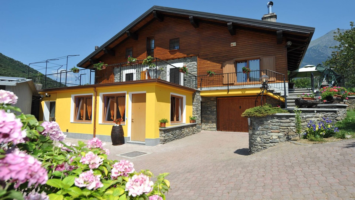 Montjovet Apartment | Apartment in quiet house, surrounded by greenery, in the center of the Valley