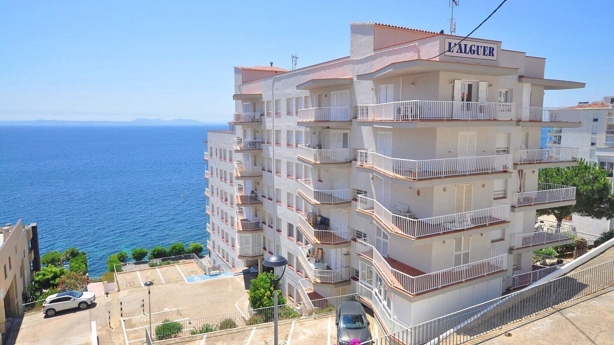 Roses Town Center Apartment | Apartment in Roses with Stunning Sea Views