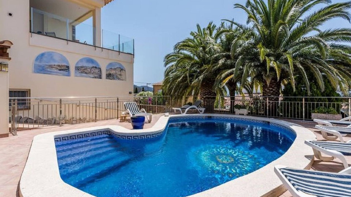 El Mas Fumats Apartment | Apartment in Roses with Private Pool & Garden