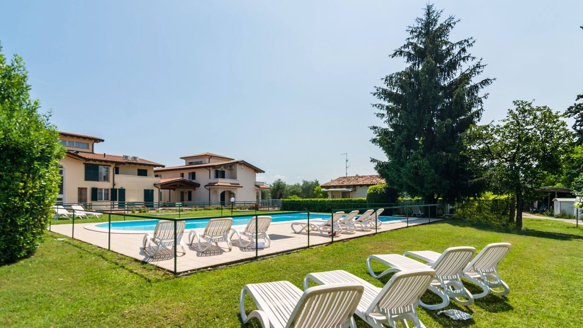 Cunettone House | Apartment in Salò with Pool and Olive Groves