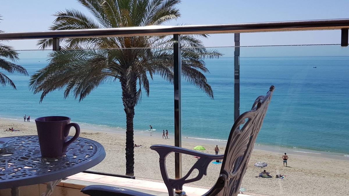Sesimbra Apartment | Apartment in Sesimbra in 1st line of beach, facing the sea and central