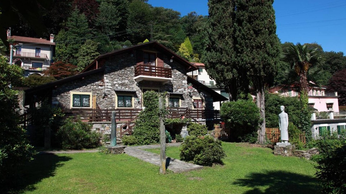 Carciano Ski Chalet | Apartment in stone chalet surrounded by greenery a few steps from the lake