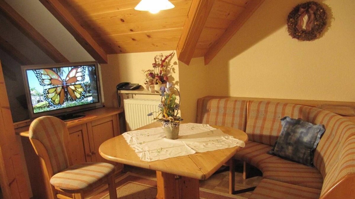 Staffelstein Apartment | Apartment in the attic (34 sqm) with a large garden and barbecue facilities
