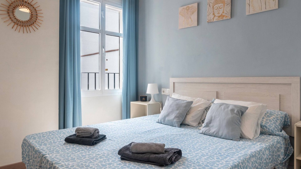 San Gil Apartment | Apartment 'In The Center Of Seville' with Balcony, Wi-Fi and Air Conditioning