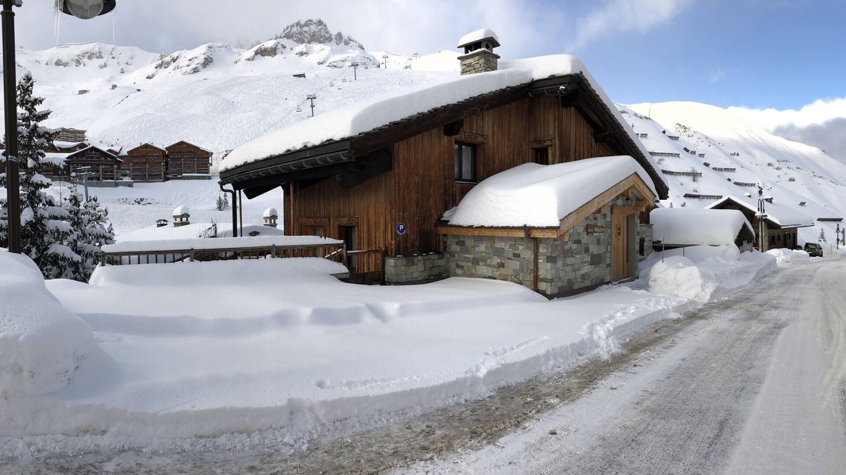 Le Lavachet Ski Chalet | Apartment in the Chalet La Carline, sleeps 8