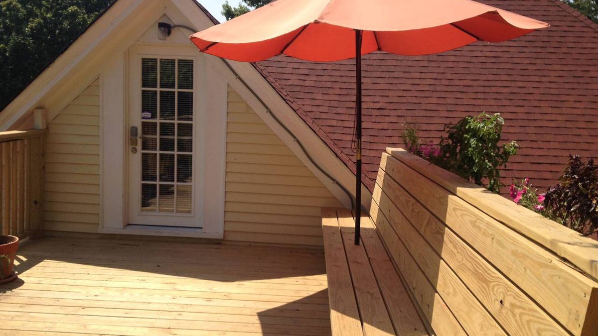 Helena House | Apartment in the trees of Historic Downtown Helena