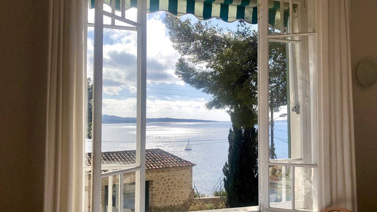 Sanary-sur-Mer Apartment | Apartment in villa with a spectacular view of the bay of sanary