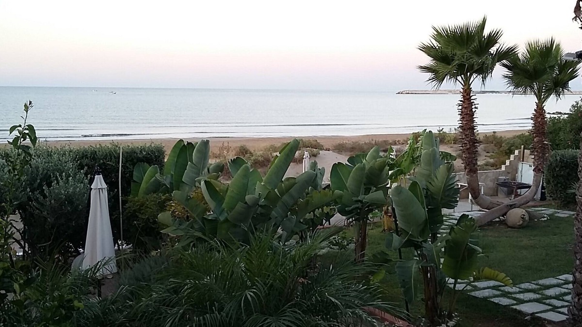 Porto Palo Apartment | Apartment in villa by the sea