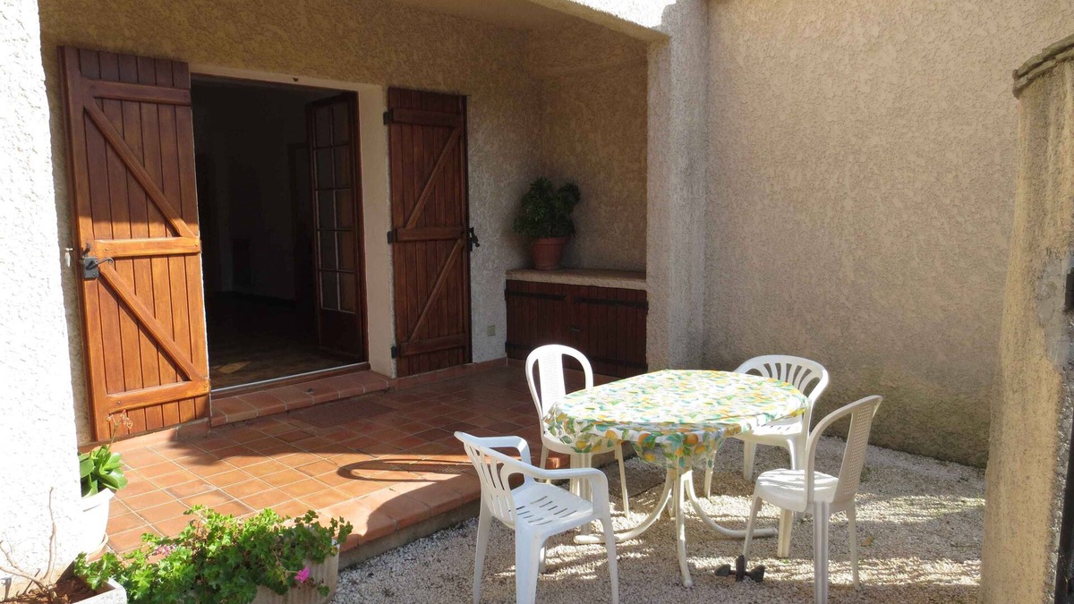 Carqueiranne Apartment | Apartment in villa Ground Floor F3