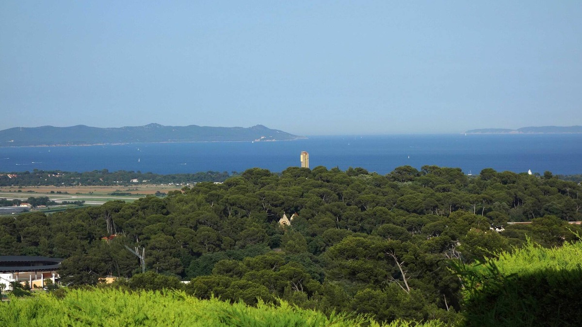 Hyeres Apartment | Apartment in villa, sea view from bedrooms