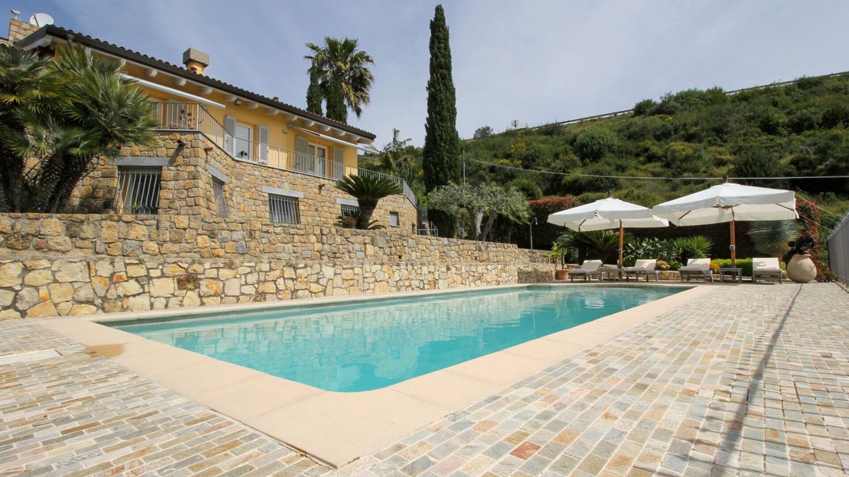 Bordighera Apartment | Apartment in villa with swimming pool and garden. CITRA CODE: 008008- LT -0320
