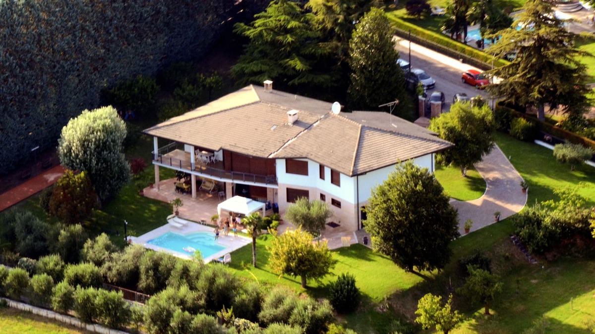 Marcellise Apartment | APARTMENT IN VILLA WITH SWIMMING POOL AND TENNIS COURT SURROUNDED BY GREENERY