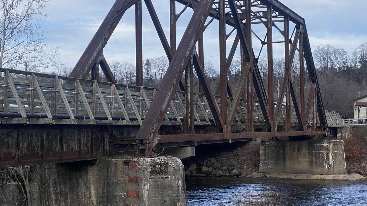 Black Fork Apartment | Apartment is right beside bike trail and The Shavers Fork River and coffee shop!