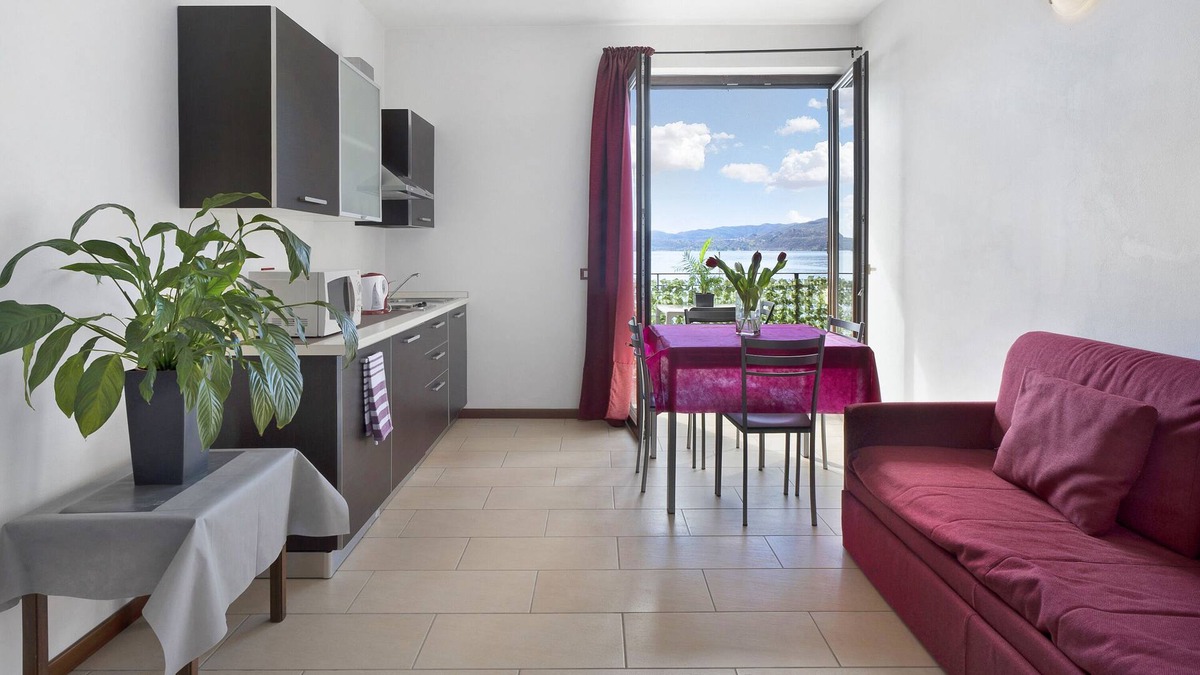 Crabbia Apartment | Apartment 'Isola Vista Lago ' with Lake View, Wi-Fi and Air Conditioning