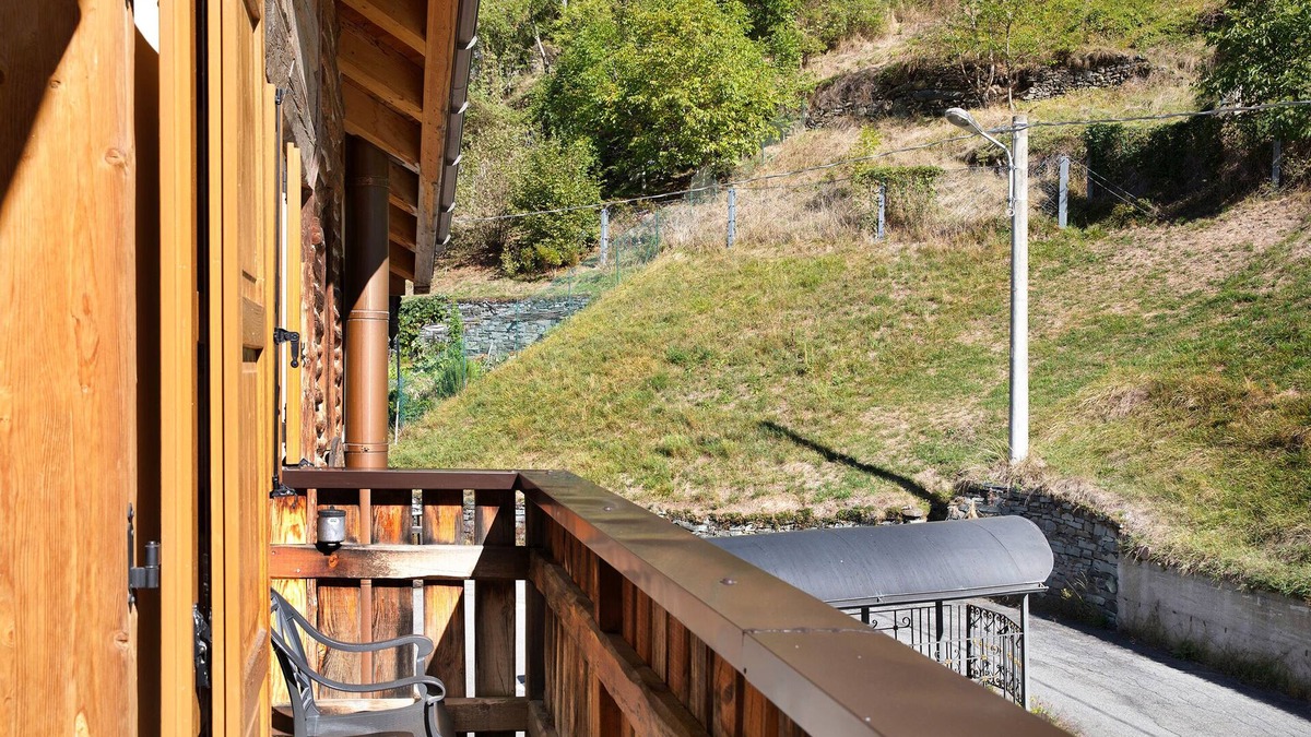 Chiesa in Valmalenco Apartment | Apartment 'Casa Vacanza La Rocca Bilocale' with Mountain View, Balcony & Wi-Fi