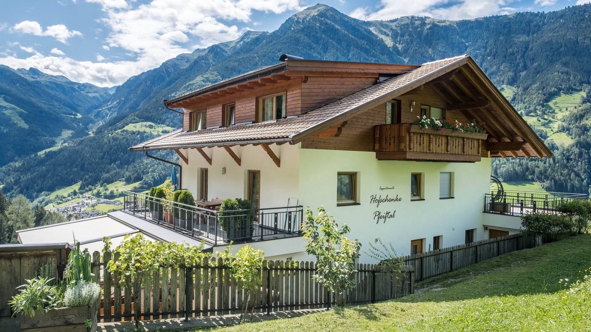 San Leonardo in Passiria Apartment | Apartment "Hofschenke Pfeiftal Heuduft" with Balcony, Garden & Wi-Fi
