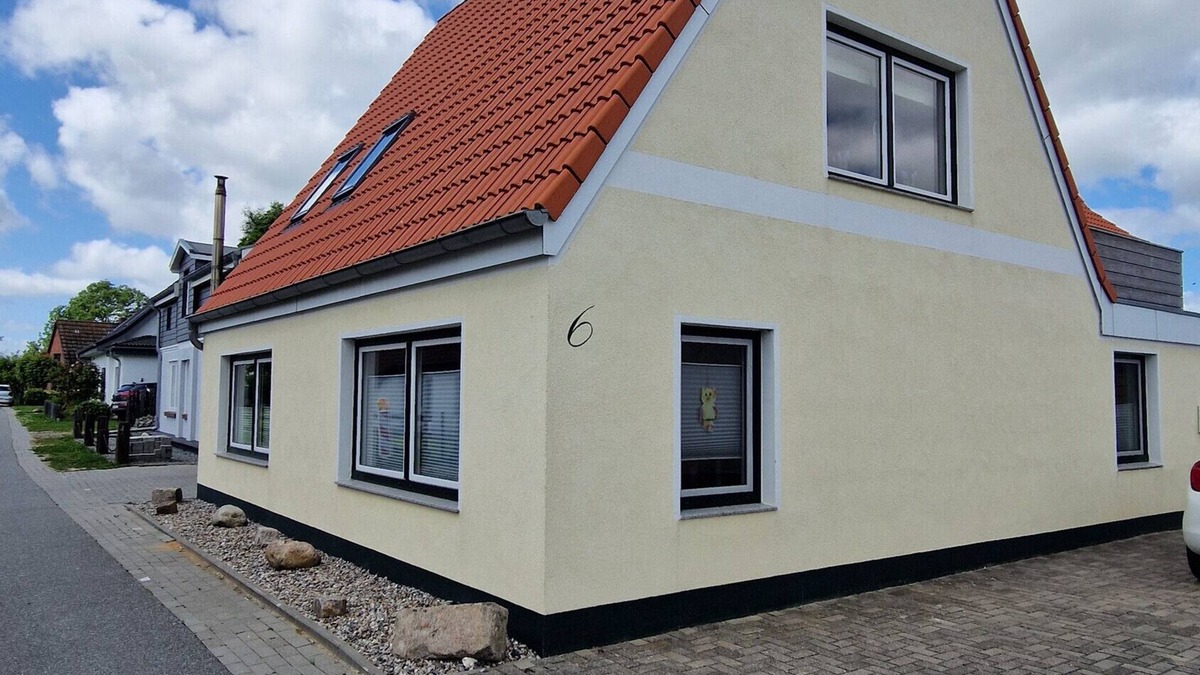Norddeich Apartment | Apartment 'Janina' with Private Terrace, Balcony and Wi-Fi