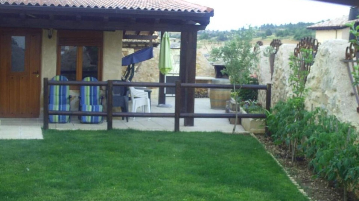 Valdemaluque Apartment | Apartment 'Julia Loft Buhardilla' with Mountain View, Wi-Fi and Air Conditioning