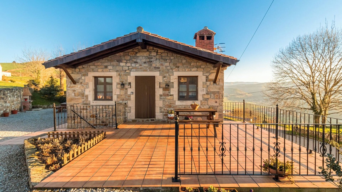 Villacarriedo Apartment | Apartment 'Juntana 2' with Mountain View, Shared Terrace and Wi-Fi