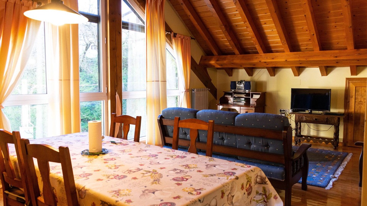 Uztarroz Apartment | Apartment 'Kabila Enea 1' with Mountain View, Private Garden and Wi-Fi