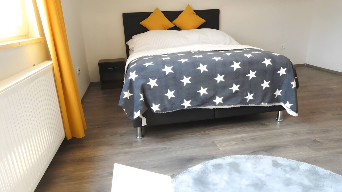 Huettenfeld Apartment | Apartment 'Karins Pension Zimmer 5' with Wi-Fi