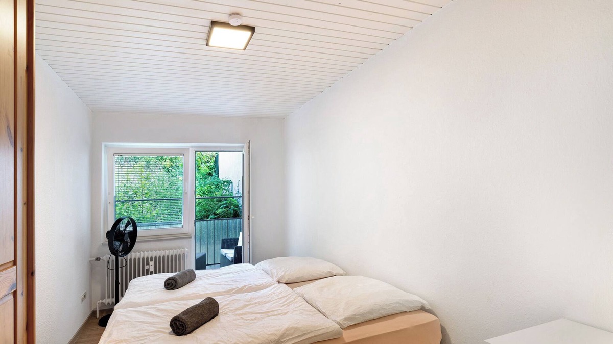 Dossenheim Apartment | Apartment 'Königs Pension' with Balcony