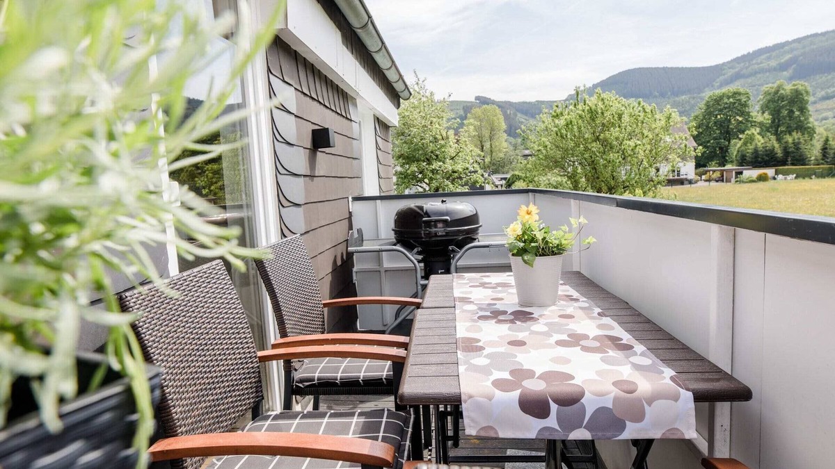 Saalhausen Apartment | Apartment 'Kurparkblicksauerland' with Mountain View, Wi-Fi and Air Conditioning
