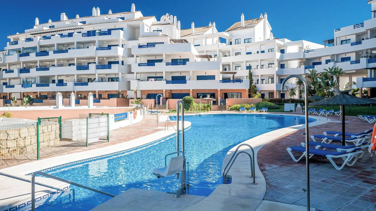 Castillo de Sabinillas Apartment | Apartment 'Kym' with Mountain View, Wi-Fi and Air Conditioning