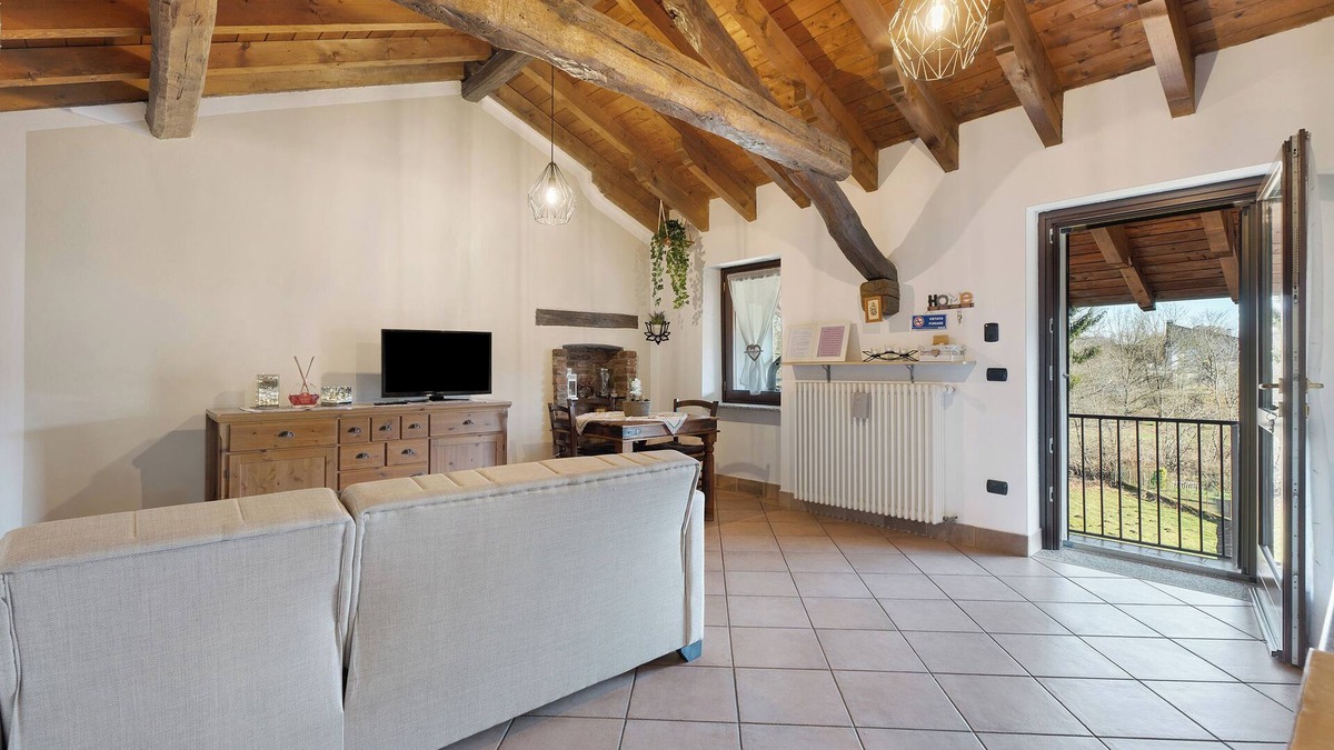 Borgomanero Apartment | Apartment 'L' Antico Fienile' with Private Garden, Wi-Fi and Air Conditioning