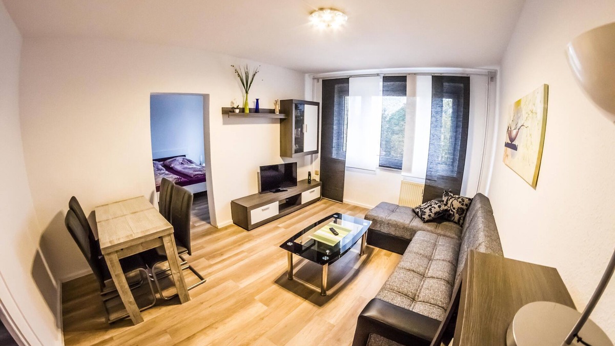 Leutzsch Apartment | Apartment L Near the center with Wi-Fi and washing machine