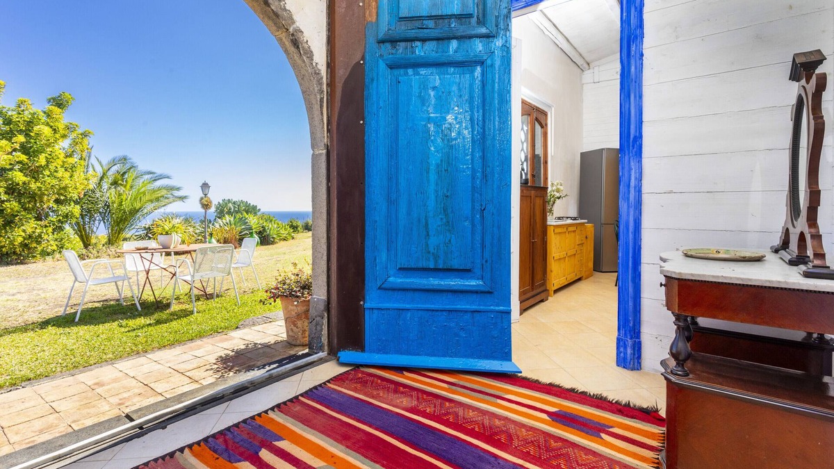 Aci Catena Apartment | Apartment 'La Casa Del Fico D'india - Blu' with Shared Garden, Wi-Fi and Air Conditioning