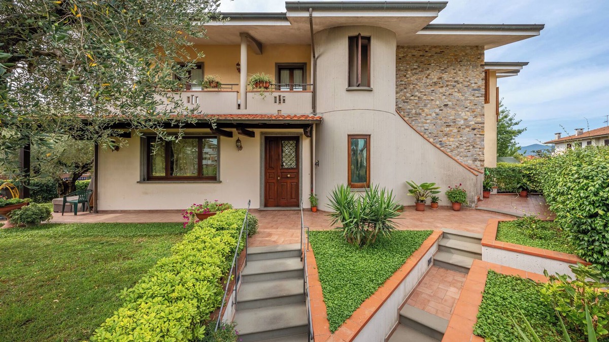 Altopascio Apartment | Apartment 'La Casa Nel Verde' with Private Terrace, Wi-Fi and Air Conditioning