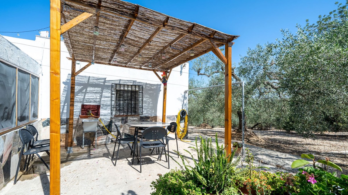 Amposta Ski Chalet | Apartment 'La Caseta Dels Iaios' with Private Terrace, Wi-Fi and Air Conditioning