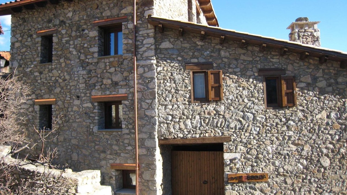 Aranser Apartment | Apartment 'La Cort De Ca L’Escolà' with Mountain View, Shared Garden and Wi-Fi