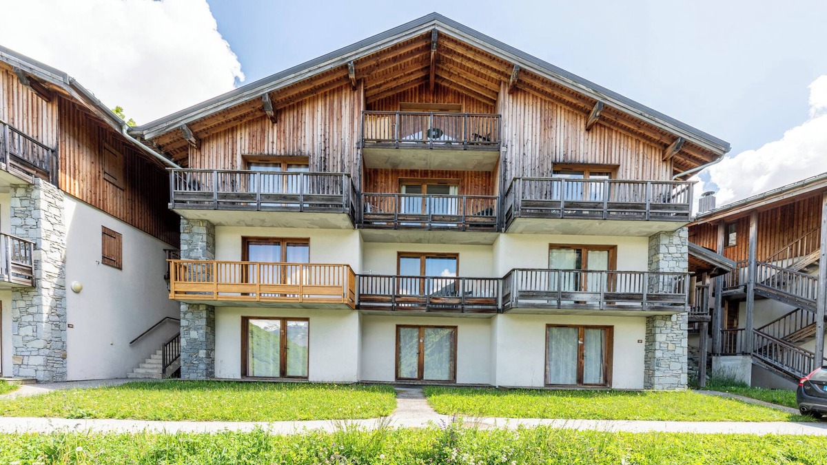 Orelle Apartment | Apartment 'La Montagne' with Mountain View, Shared Pool and Wi-Fi