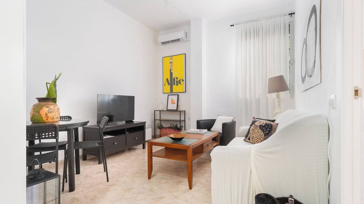La Palmera-Reina Mercedes Apartment | Apartment 'La Naranja De Reina Mercedes' with Wi-Fi and Air Conditioning