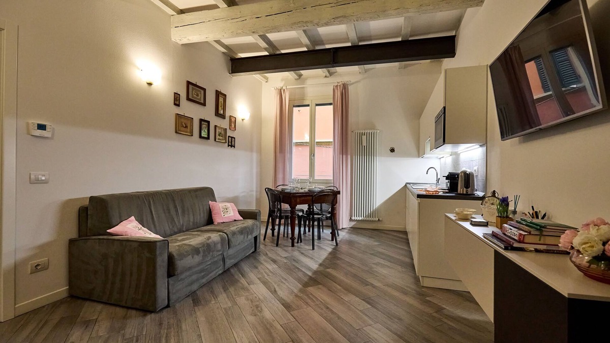 Historic Center Apartment | Apartment "La Torre Lunga" . one step away from the Two Towers of Bologna