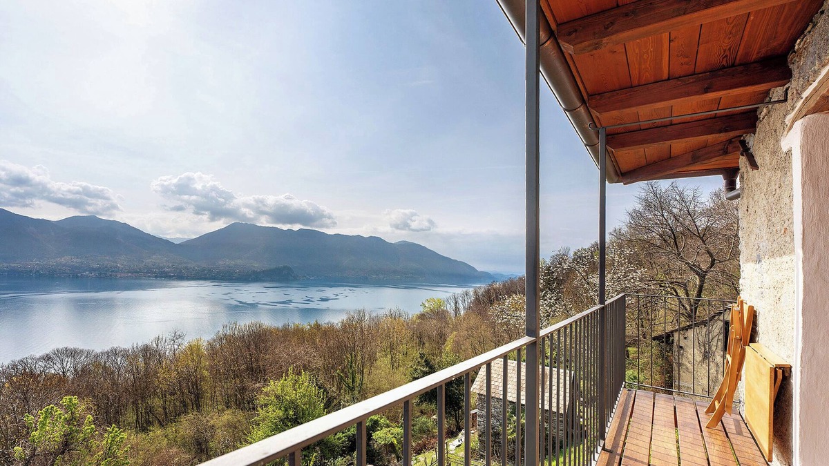 Gonte Apartment | Apartment 'La Torretta Di Mozzola' with Lake View, Private Terrace and Wi-Fi