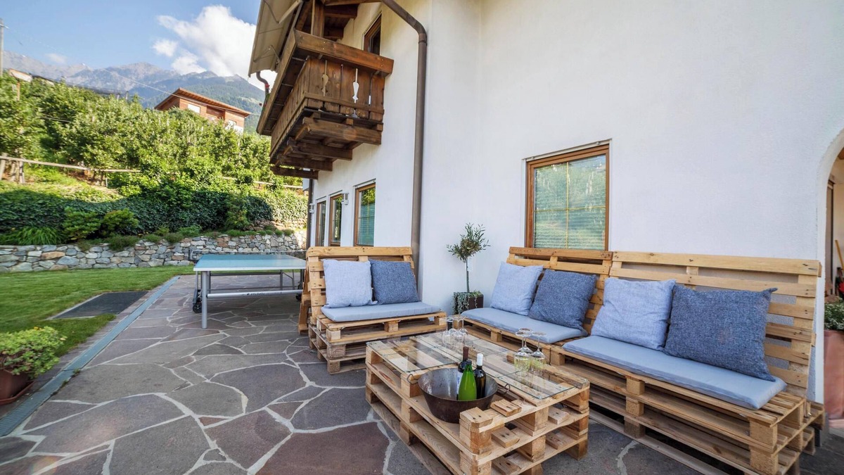 Caines Apartment | Apartment "Langeshof - Morgensonne" with Mountain View, Balcony & Garden