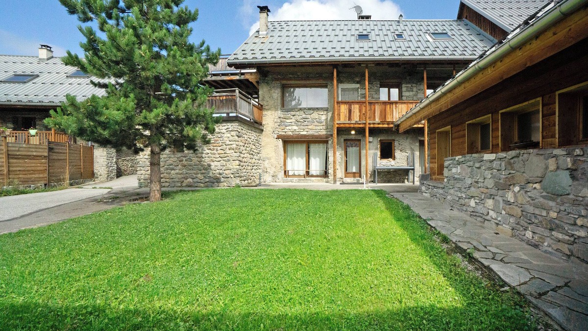 Albiez-le-Vieux Apartment | Apartment 'Le Duplex' with Mountain View, Private Terrace and Wi-Fi