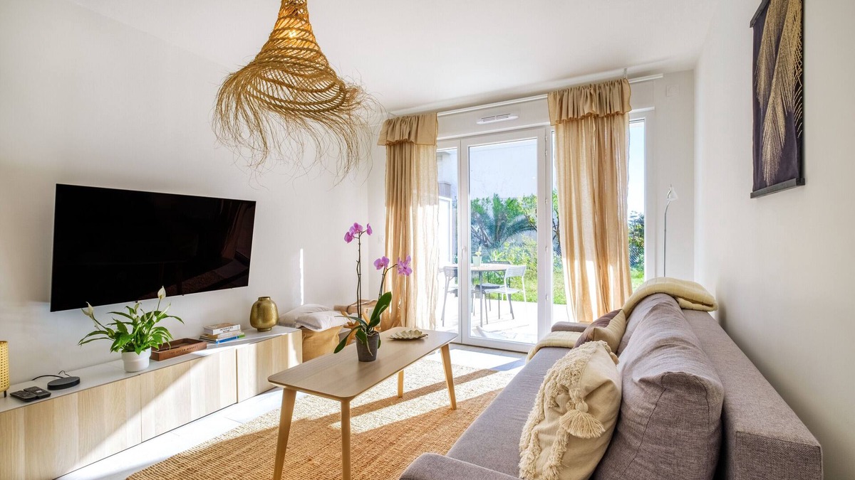 Caucade Apartment | Apartment 'Le Jasmin' with Private Terrace, Wi-Fi and Air Conditioning