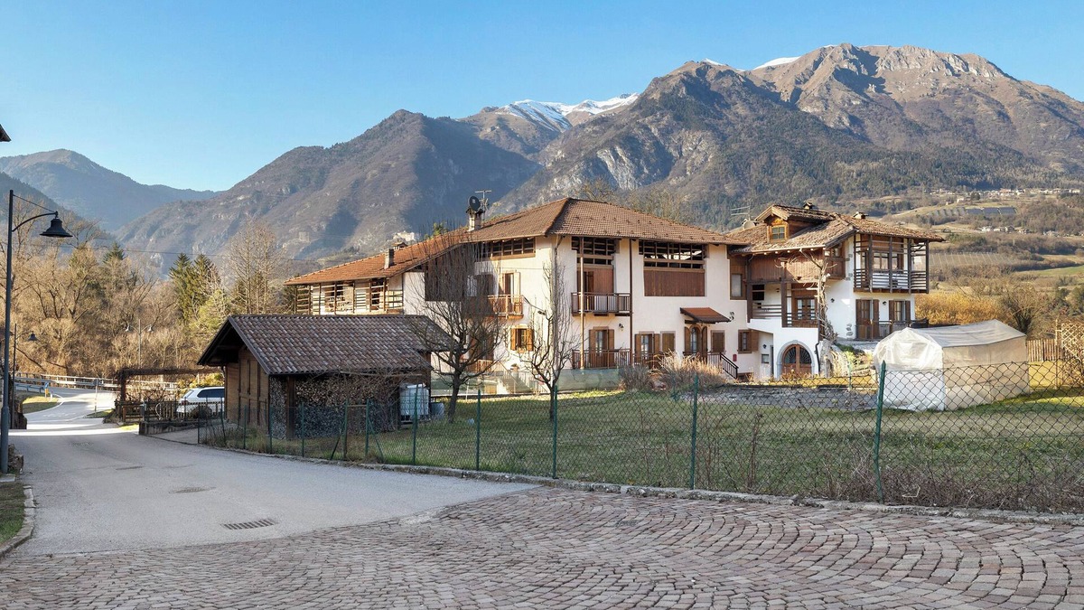 Comano Terme Apartment | Apartment 'Le More' with Mountain View, Balcony and Wi-Fi