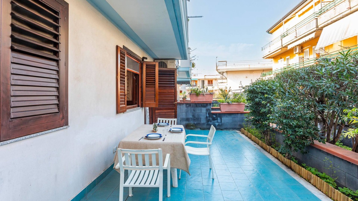 Fondachello Apartment | Apartment 'Le Piramidi House' with Shared Pool, Wi-Fi and Air Conditioning
