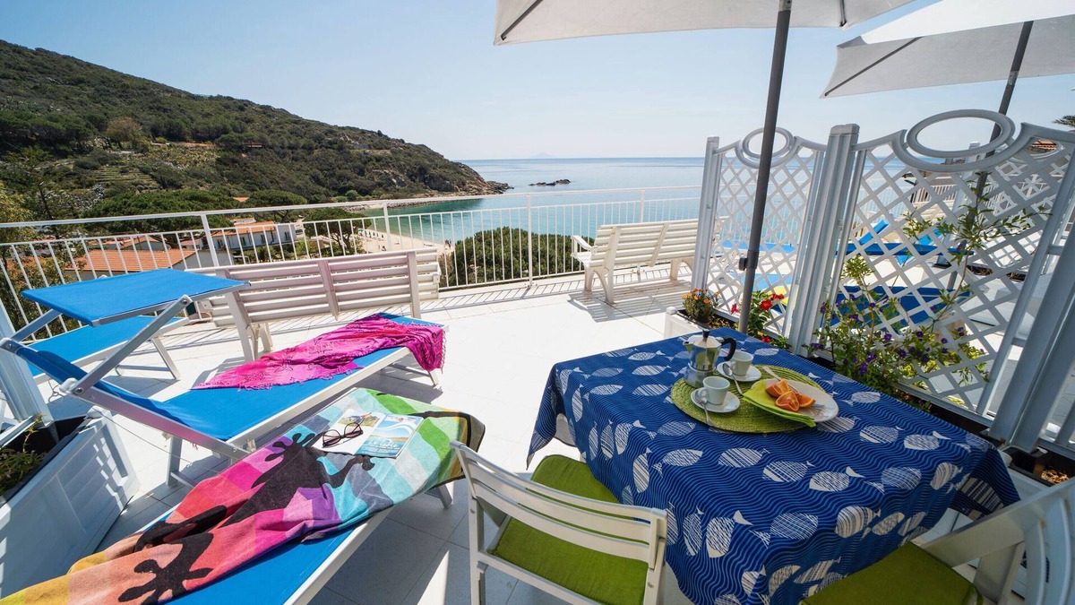 Cavoli Apartment | Apartment 'Le Sirene Mono 7' with Shared Terrace, Wi-Fi and Air Conditioning