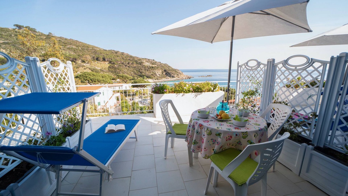 Cavoli Apartment | Apartment 'Le Sirene Mono 4' with Shared Terrace, Wi-Fi and Air Conditioning