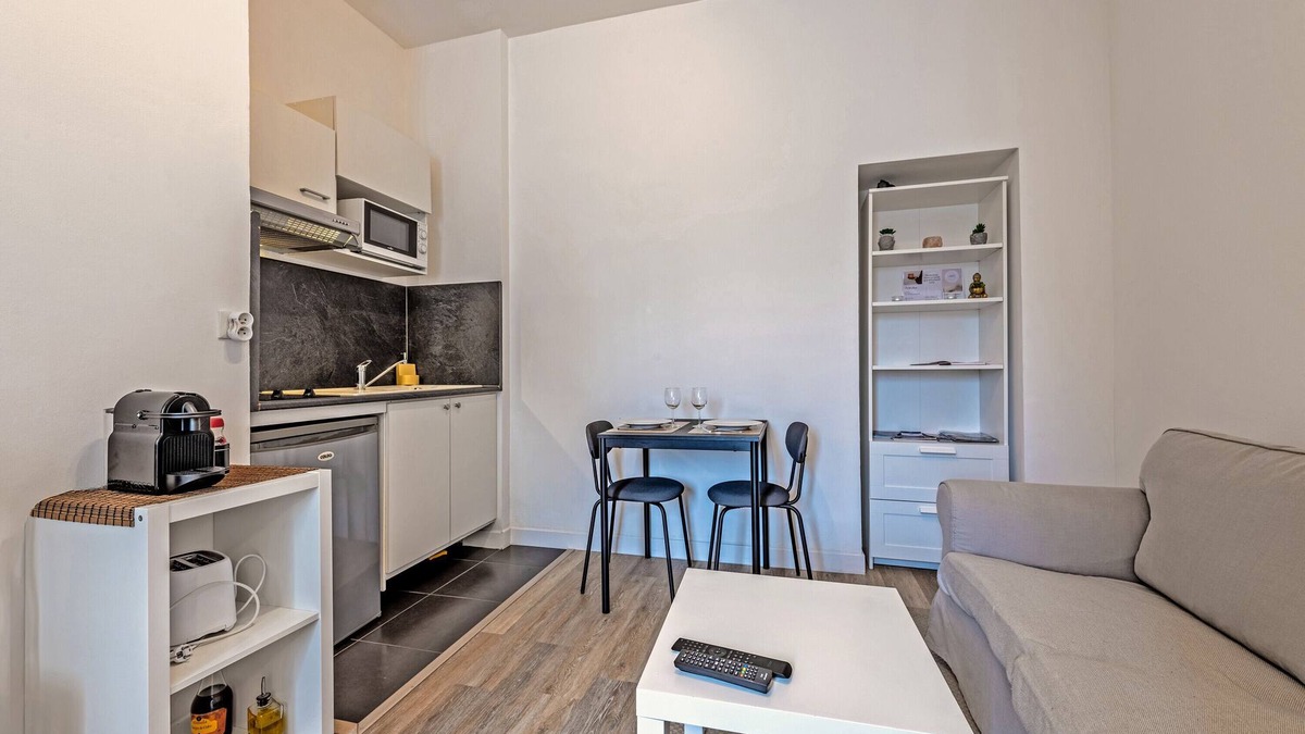 Rive Droite Apartment | Apartment 'Les Capucins - T2 Tout Confort' with Private Terrace, Private Garden and Wi-Fi
