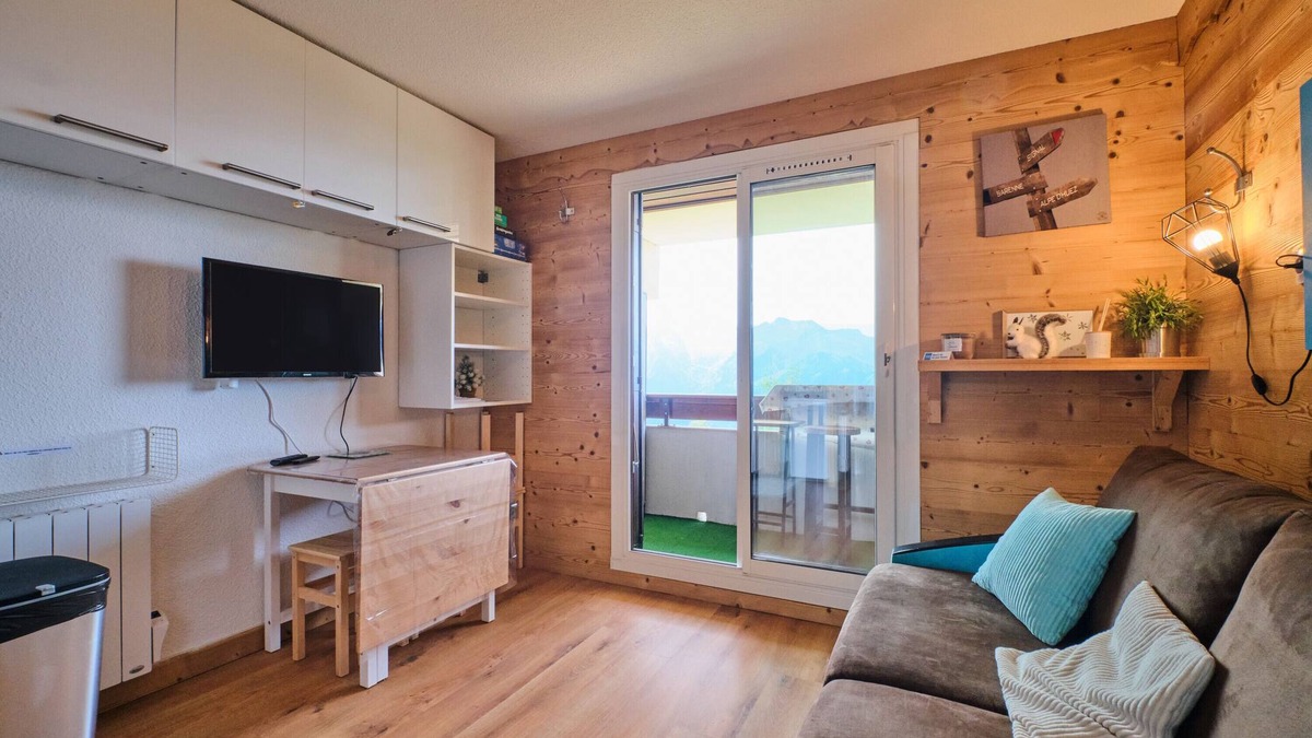 Eclose-Ouest Apartment | Apartment 'Les Ours Bleus' with Mountain View and Balcony